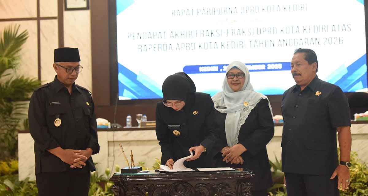 Wali Kota Kediri saat menandatangani berita acara yang disaksikan oleh wakilnya, dan pimpinan dewan. Foto: Ist