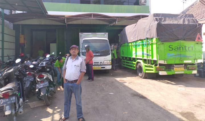 Selamet Nugroho saat meninjau kantor Perusahan Air Minum Santri di Jl. Wahidin Sudirohusodo Kelurahan Purutrejo, Kecamatan Purworejo, Kota Pasuruan.