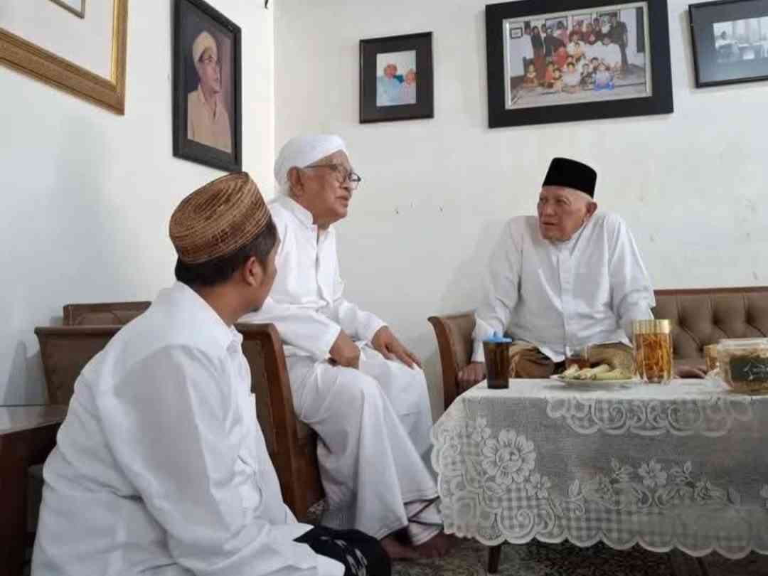  KH. Abdul Hakim Mahfudz saat sowan KH A Mustofa Bisri (Gus Mus) di kediamannya di Leyeh, Rembang, Jawa Tenngah, Jumat (21/11/2025). Foto: Ahmad Roziki