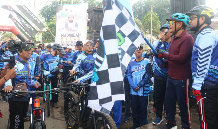 Ribuan santri peserta gowes ultah (Mumtaz Miad) ponpes Genggong, Kabupaten Probolinggo saat diberangkatkan.