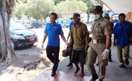 Petugas Satpol PP merazia Gepeng di Terminal Tawangalun Jember.