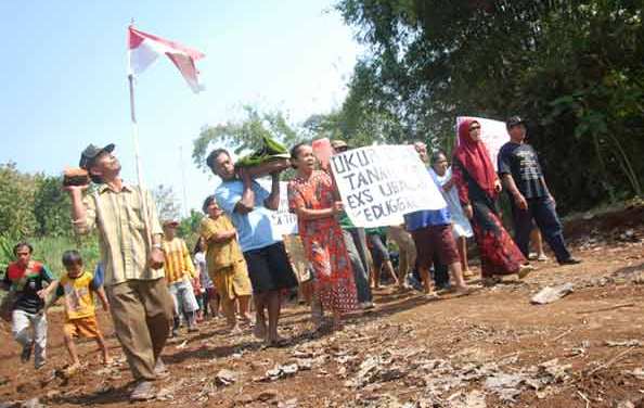Warga Kedunggalih saat akan melakukan aksi doa bersama dengan membawa tumpeng ke lokasi sengketa. (foto: rony suhartomo/BANGSAONLINE)
