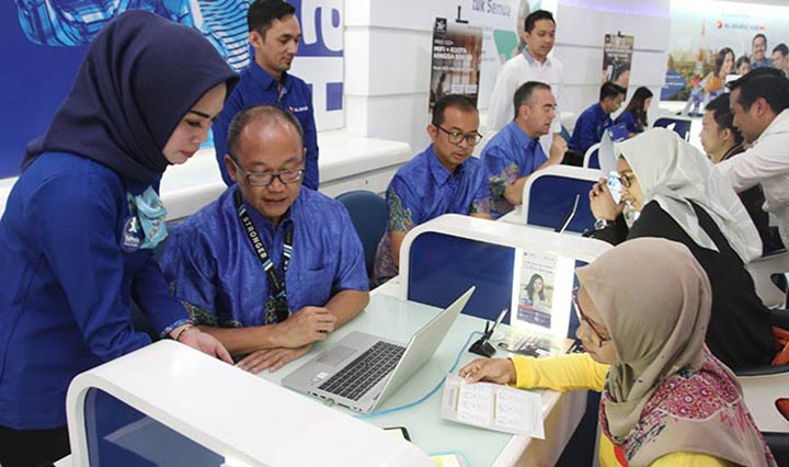 Dari kiri ke kanan: Group Head East Region XL Axiata Mochamad Imam Mualim, Chief Premium Segment Officer XL Axiata Octavia Kurniawan, dan Advisor Premium Segment XL Axiata Rashad Javier Sanchez turun langsung menyambut pelanggan pada Hari Pelanggan Nasional 2019 di XL Center Pemuda.