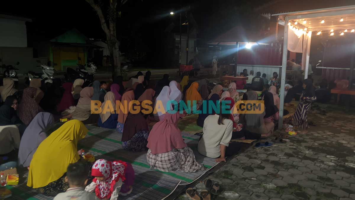 Warga RW 8 di Kelurahan Josenan, Kecamatan Taman, Kota Madiun, saat istighosah. Foto: HENDRO SUHARTONO/BANGSAONLINE
