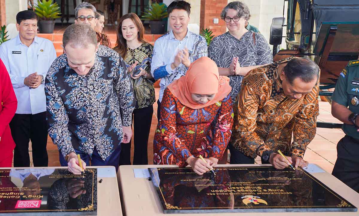 Gubernur Khofifah saat meresmikan Kampus King