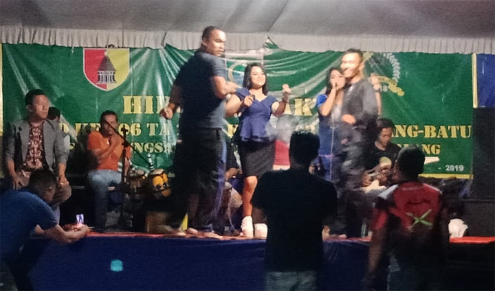 Anggota Satgas TMMD Kodim Malang melepas penat dengan menonton hiburan orkes.