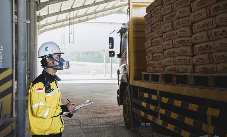 Petugas tengah mengecek semen produk SIG sebelum dikirim. foto: ist.