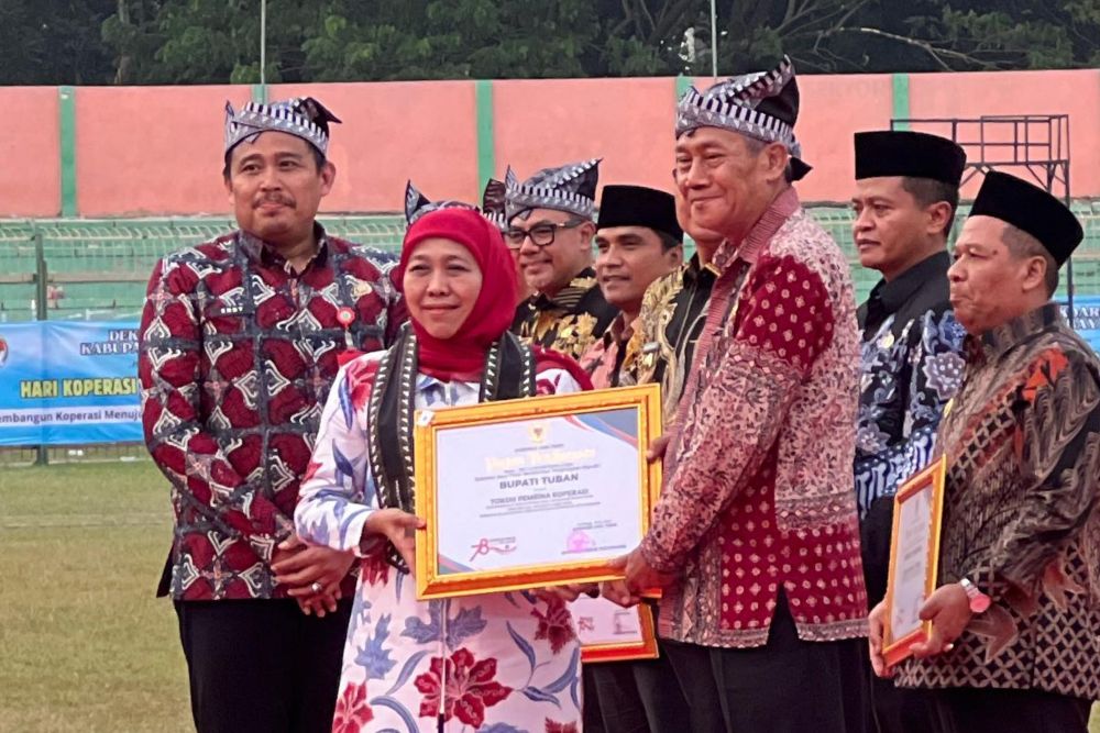 Gubernur Jatim, Khofifah Indar Parawansa saat menyerahkan piagam penghargaan kepada Wabup Tuban, Joko Sarwono yang hadir mewakili Bupati  Halindra
