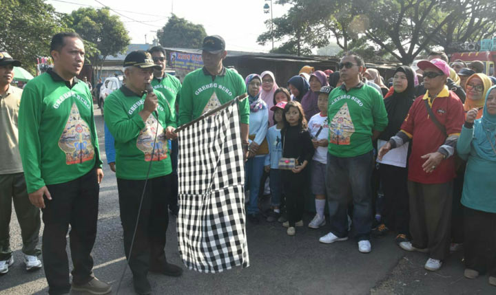 Bupati Malang saat mengibarkan bendera start tanda dimulainya jalan sehat dalam rangka Gerebeg Muharram Desa Sekarpuro.