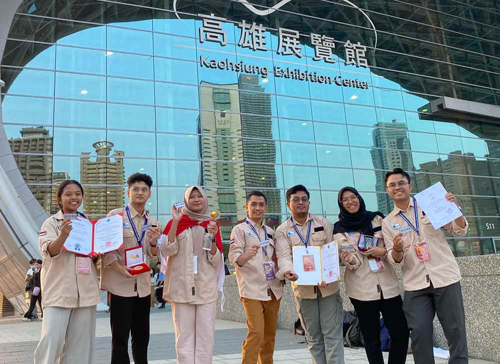 Adithya Sudiarno (tengah), bersama tim ITS saat meraih Platinum Award pada kompetisi di Taiwan lewat inovasi K3i.verse, aplikasi Virtual Reality untuk Pelatihan Hazard Identification. (Ist)