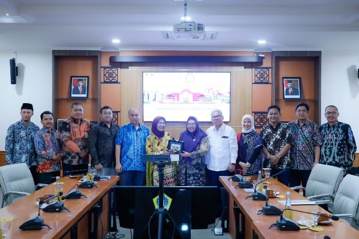 Wabup Gresik, Aminatun Habibah saat menerima kunjungan kerja rombongan Komisi X DPR RI. FOTO: ist.