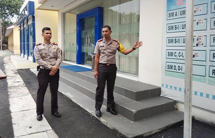 Kasatlantas Polresta Sidoarjo Kompol Fahrian Saleh Siregar (kiri).