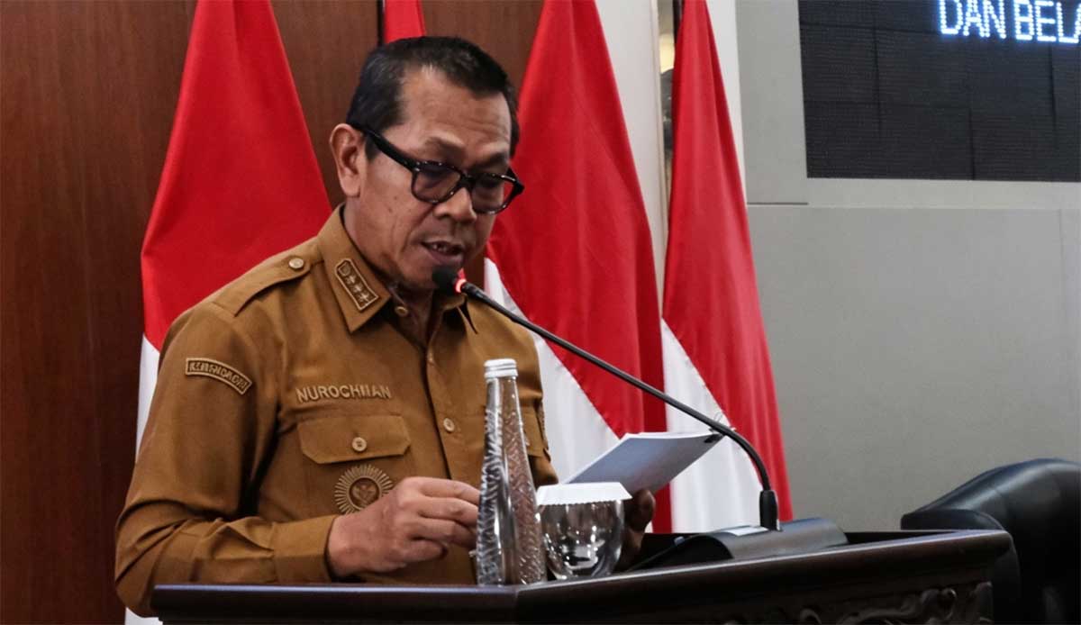 Wali Kota Batu ketika membacakan jawaban terhadap pandangan dewan soal APBD 2025.