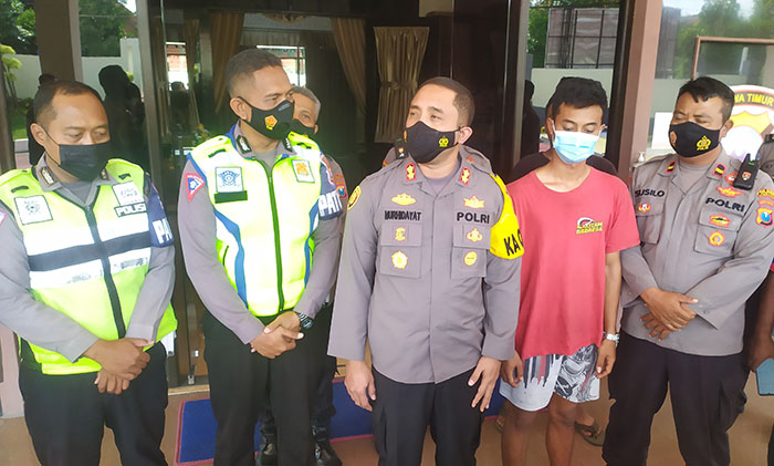 Kapolres Jombang, AKBP M Nurhidayat, bersama dua oknum anggotanya beserta sopir truk saat klarifikasi dan berdamai. foto: AAN AMRULLOH/ BANGSAONLINE