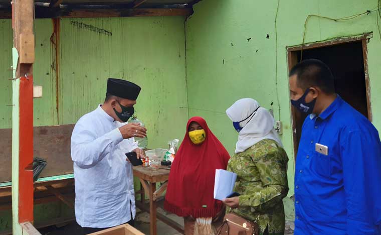 PEDULI: Cabup BHS mengunjungi korban puting beliung di Desa Kloposepuluh, Sukodono, Senin (23/11). foto: MUSTAIN/ BANGSAONLINE