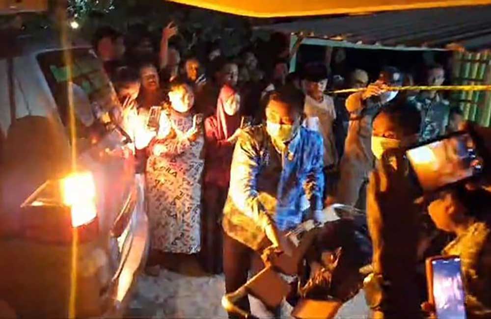 Petugas mengevakuasi dua jenazah yang ditemukan dalam warung di Desa Banjarwati, Paciran, Lamongan. Foto: Dok. Istimewa.