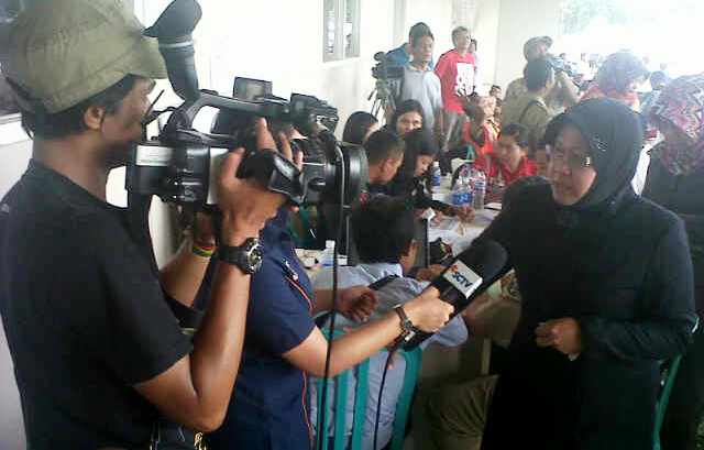Risma Berikan Support Pada Keluarga Korban Air Asia QZ8501