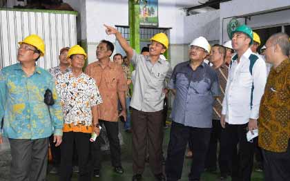 Rombongan DPR-RI saat meninjau tiga PG yang dikabarkan akan ditutup.