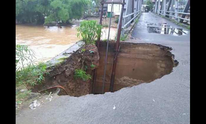 Kondisi jembatan Jenggrik di Desa Gayuhan yang bolong tergerus air bah. foto: ist