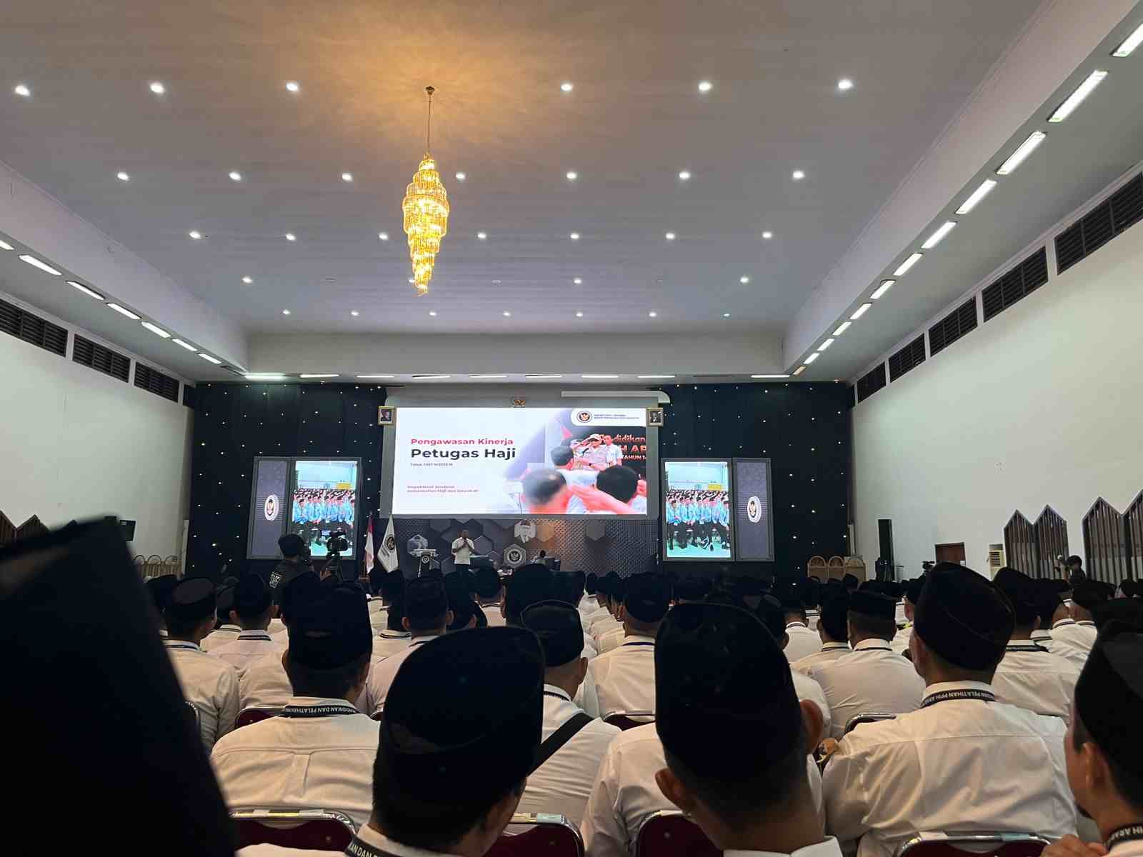 Para calon petugas penyelenggara ibadah haji (PPIH) saat mengikuti pelatihan di Asrama Haji Pondok Gede Jakarta, Kamis (15/1/2026) malam. Foto: bangsaonline