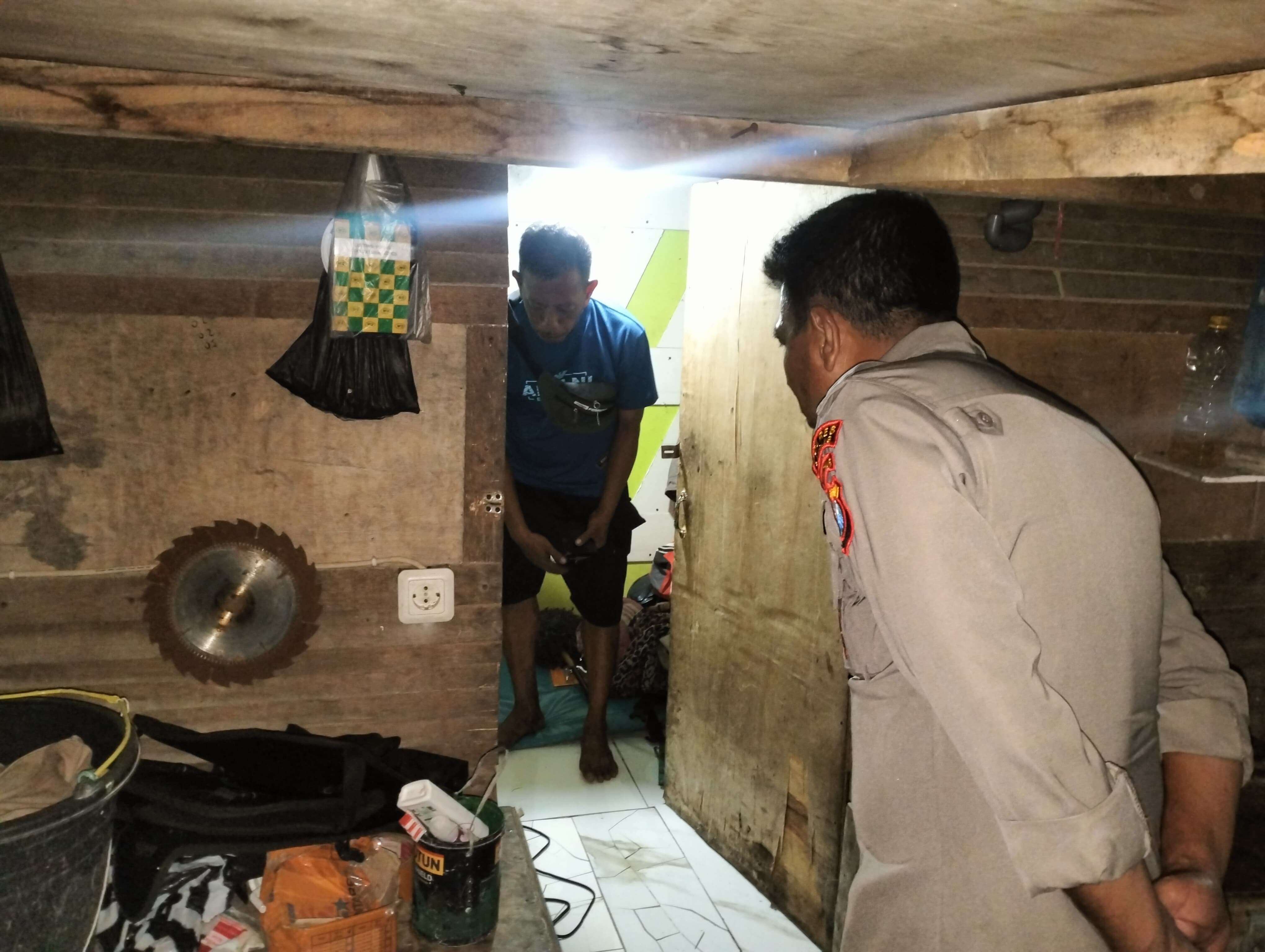 Anggota Polsek Camplong saat mendatangi TKP kasus Curanmor