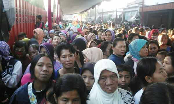 Ribuan warga saat mengantri pembagian salam tempel oleh PT Gudang Garam. (foto: dendi martoni/BANGSAONLINE)