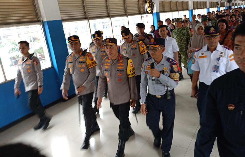 Kunjungi Purabaya, Kapolri Listyo Sigit Pastikan Sopir Bus Bebas Narkoba dan Armada Layak Jalan