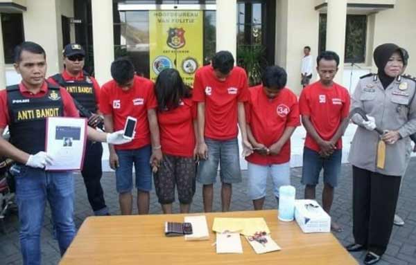 Pasutri dan 3 komplotannya saat diamankan di Mapolrestabes Surabaya.