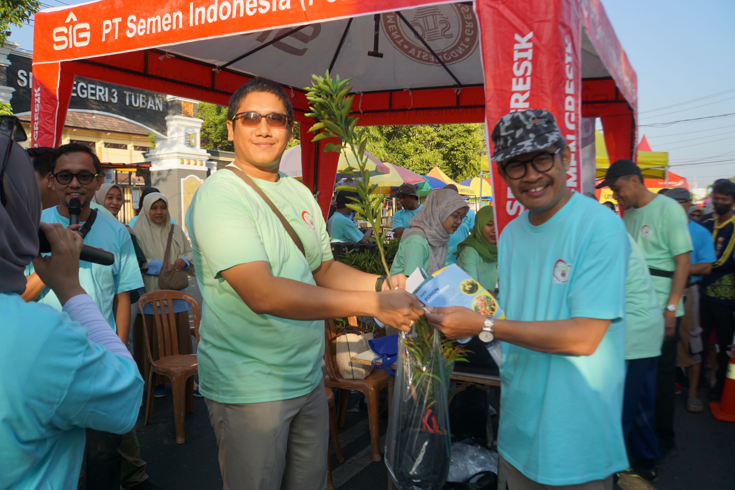  PT Semen Indonesia (Persero) Tbk (SIG) Pabrik Tuban membagikan 1.000 bibit buah kepada masyarakat Kabupaten Tuban (dok Ist.)

