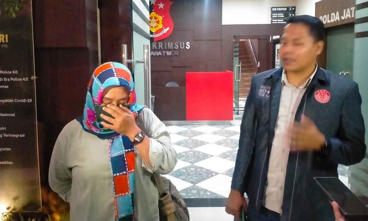 Kuasa hukum MH, Subaidi dan kliennya saat mencabut laporan di Polda Jatim, Senin (9/1/2023)
