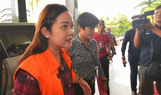 Staf anggota DPR, Julia Prasetyarini tiba di Gedung KPK untuk menjalani pemeriksaan, Jakarta, Rabu (2/3).  foto: merdeka.com