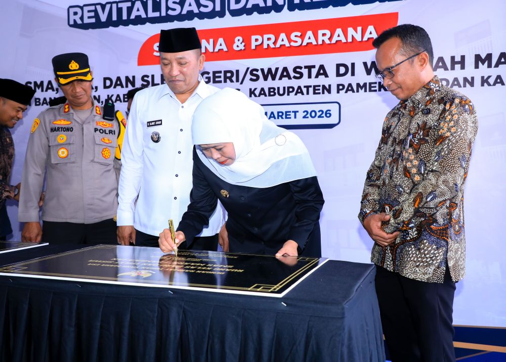 Gubernur Khofifah saat menandatangani prasasti peresmian revitalisasi 60 SLB, SMA, SMK se-Madura