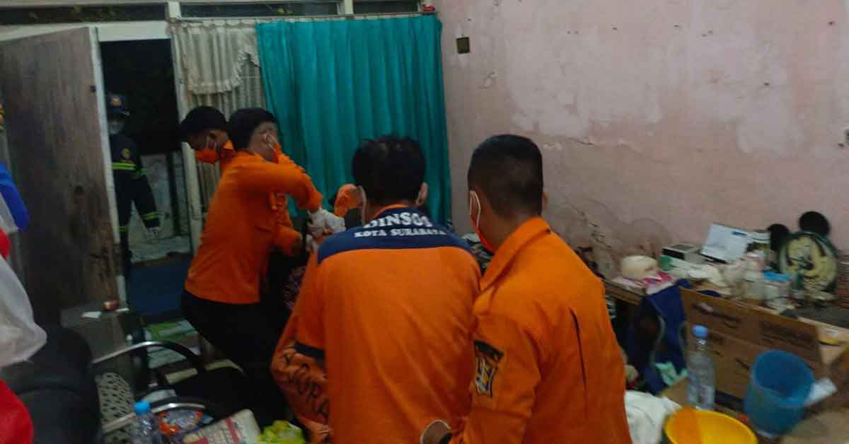 Evakuasi penemuat mayat dalam rumah di Surabaya.