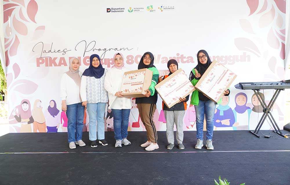 HUT ke-53, Petrokimia Gresik Bersama PIKA PI Berbagi Sembako untuk Ojol Perempuan di Gresik