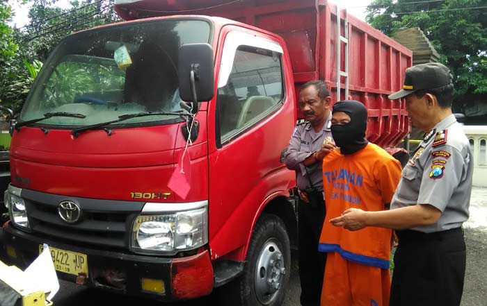 Pelaku komplotan penipuan pembelian kendaraan roda empat yang berhasil ditangkap.