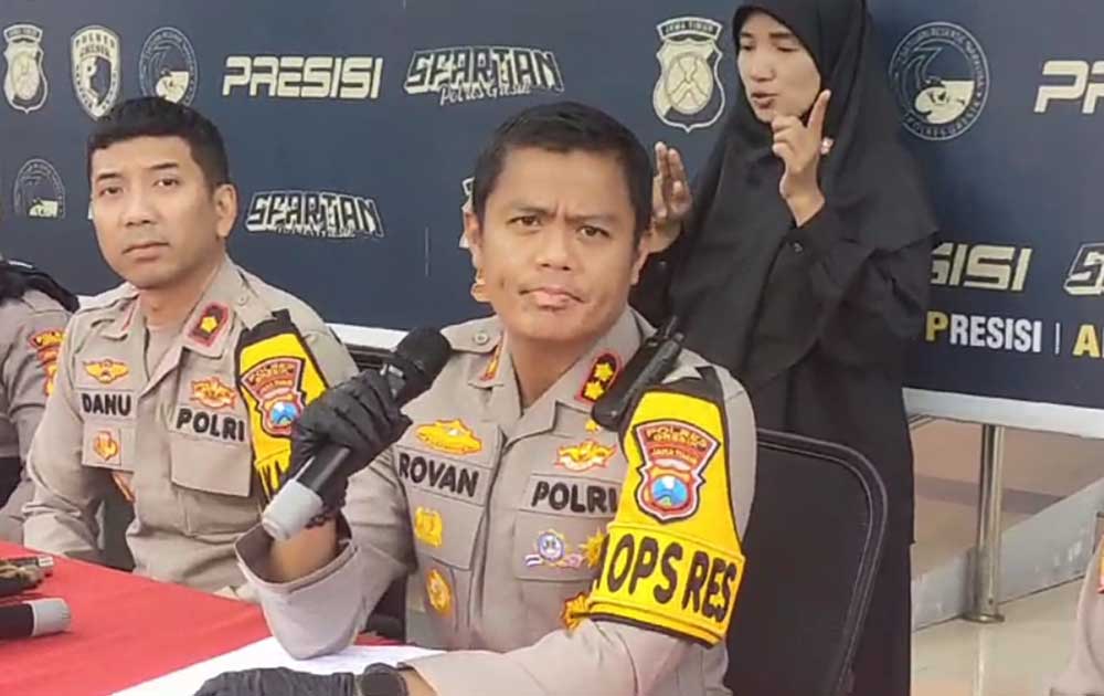 Kapolres Gresik AKBP Rovan Richard Mahenu memberikan keterangan pers soal penemuan kerangka manusia di dalam mobil yang terparkir di Aspol Polsek Ujungpangkah. Foto: SYUHUD/BANGSAONLINE