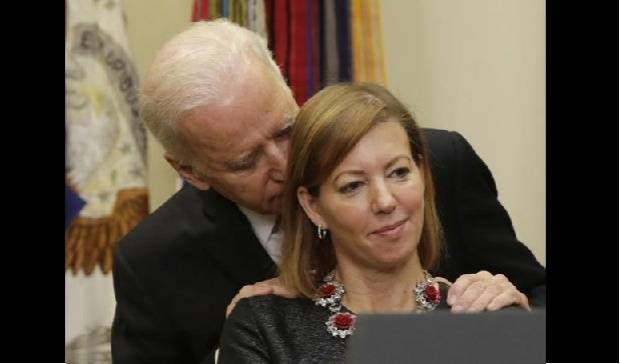 Wakil Presiden Amerika Serikat Joe Biden berbisik kepada istri Menteri Pertahanan AS, Stephanie Carter dari belakang. Foto: tempo.co.id