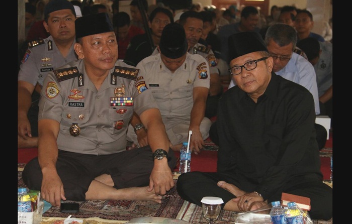 Karo SDM Kombes Pol Rastra Gunawan bersama Kiai Hambali di Masjid Nurul Huda Polda Jatim. Foto: ANATASIA/BANGSAONLINE