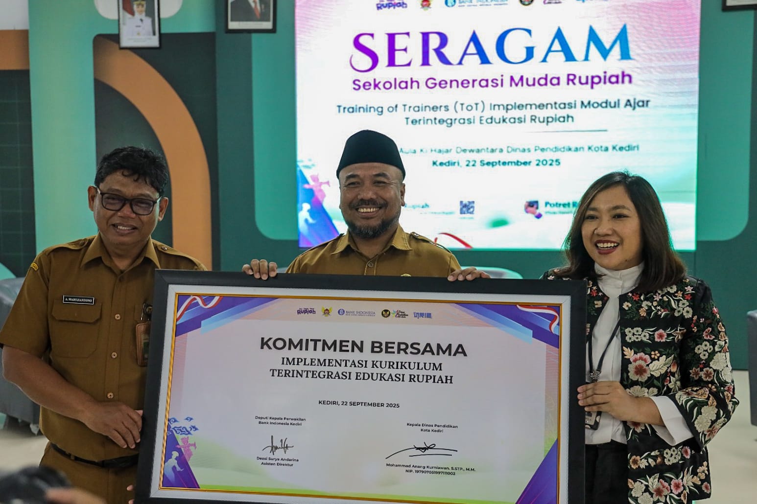 Moh Anang Kurniawan, Kepala Dinas Pendidikan Kota Kediri (tengah) bersama Deasi Surya Andarina, Deputi Kepala KPw BI Kediri.  (Ist)