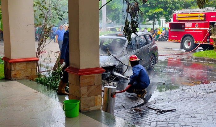 Petugas PMK Pemkab Sidoarjo sedang memadamkan sisa-sisa api.