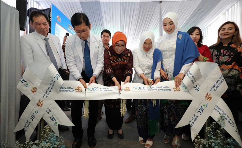 Istri Wali Kota Pasuruan Fatma Saifullah Yusuf saat meresmikan JEC JAVA Pasuruan ditandai dengan pemotongan pita.