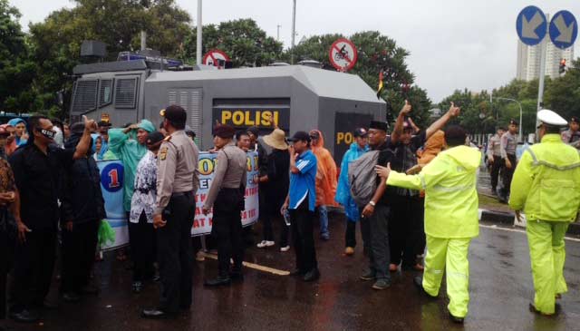 TERUS BERJUANG: Aksi ribuan honorer sudah dimulai lagi pagi ini. foto: rakisa/ BANGSAONLINE