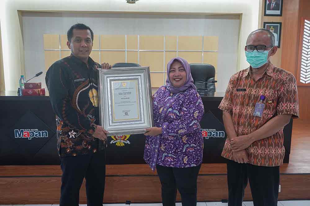 Pj. Sekretaris Daerah Kota Kediri, Ferry Djatmiko saat menerima penghargaan. (Ist)