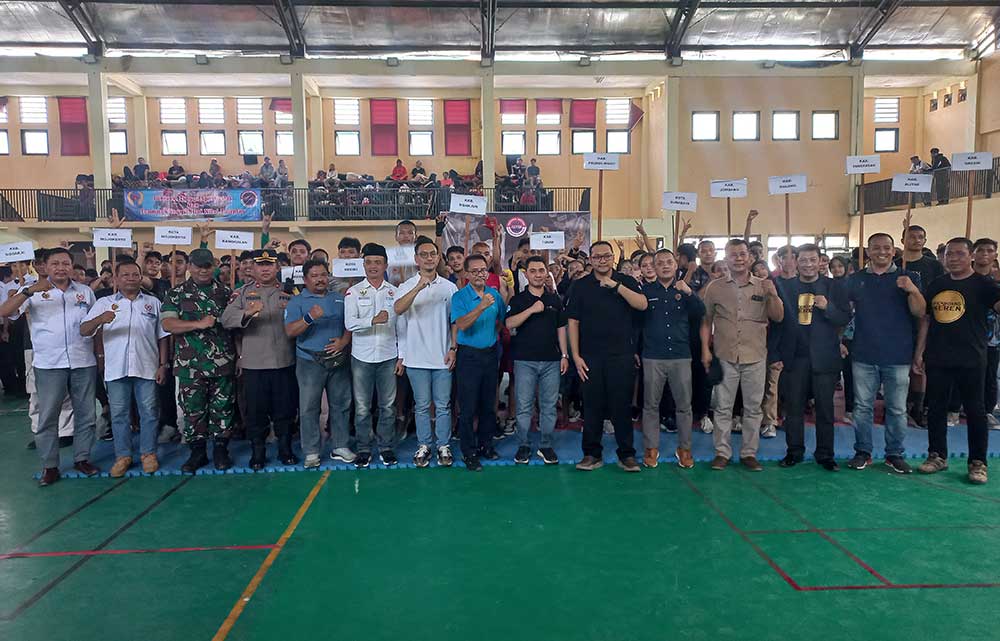 Bupati Mojokerto Muhammad Al Barra foto bersama panitia dan tamu undangan usai membuka Kejurprov Kickboxing Jatim di GOR Mojosari.