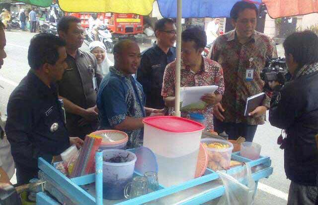 BBPOM ketika melakukan sampling  jajanan siswa SD di Kecamatan Kebomas. (syuhud/BANGSAONLINE)