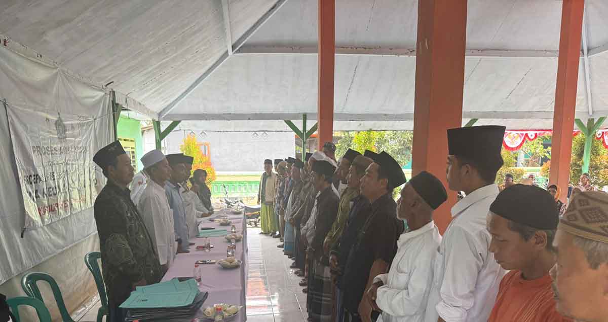Penandatanganan akta ikrar wakaf masal yang dilakukan Kantah Kabupaten Pasuruan Lakukan di KUA Rejoso, Desa Toyaning.