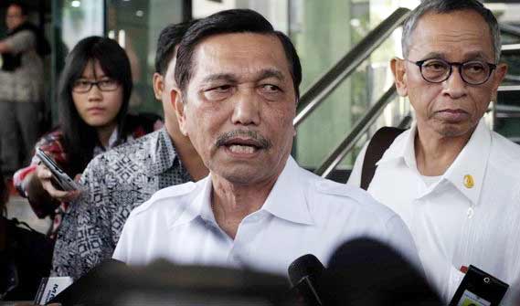 Menkopolhukam Luhut Panjaitan memberikan keterangan kepada wartawan usai konferensi pers. foto: detik