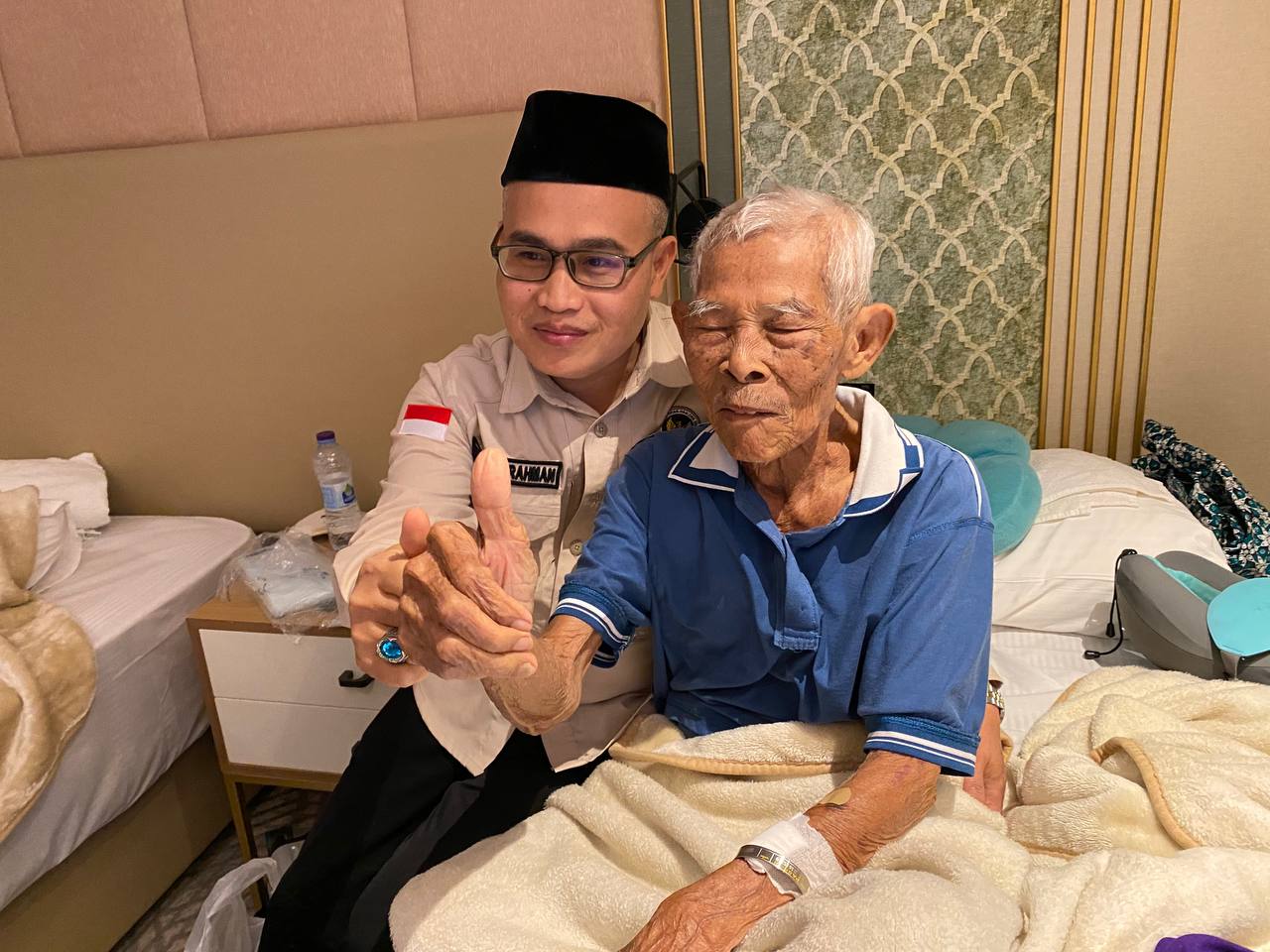 Mbah Mardijiyono (kanan) usai menjalani perawatan di Rumah Sakit Madinah