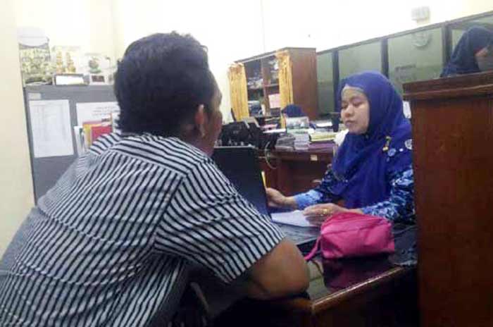Nurul Azis saat mengadukan dugaan kecurangan P3D Ngepung Kecamatan Kedamean di Sekretariat DPRD Gresik. foto: SYUHUD/ BANGSAONLINE