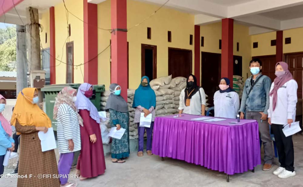 Penyaluran bansos beras untuk KPM di Kota Batu.